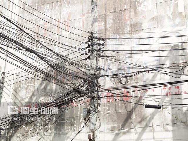电线杆缠绕电线Electricity poles tangle wires